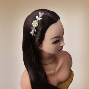 bandeau de cheveux floral avec feuilles argentées et perles pour coiffure de mariage rustique ou vintage