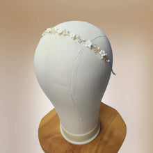 Charger l&#39;image dans la galerie, Serre-tête fin avec perles nacrées, cristaux de strass transparents et petites fleurs blanches en porcelaine froide pour coiffure de mariage ou communion