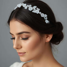 Charger l'image dans la galerie, Serre-tête Lysia en porcelaine blanche porté sur un chignon bas, accessoire floral pour coiffure de mariée