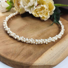Charger l'image dans la galerie, Serre-tête de mariage Kali en perles nacrées présenté à plat, bijou de cheveux artisanal élégant.