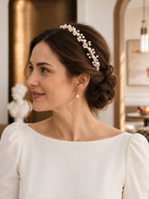 Charger l'image dans la galerie, Serre-tête mariée en perles nacrées porté sur chignon bas, vue rapprochée 3/4 droite