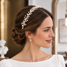 Charger l'image dans la galerie, Mariée portant un serre-tête de mariage en perles nacrées sur chignon bas, vue rapprochée de côté