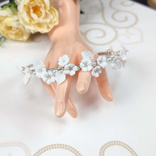 Charger l'image dans la galerie, Serre-tête mariage Lysia en porcelaine blanche et perles, vue d’ensemble du bijou floral fait main.