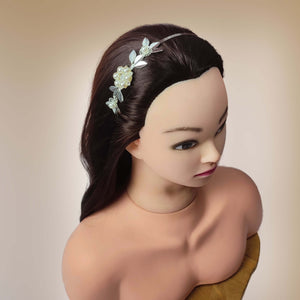 bandeau de cheveux floral avec feuilles argentées et perles pour coiffure de mariage rustique ou vintage