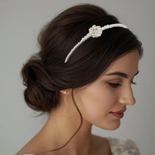 Charger l'image dans la galerie, Serre-tête Sophia perlé pour mariée, bijou de cheveux fin et classique.