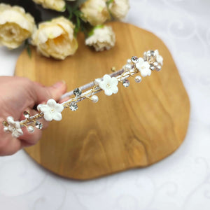 Serre-tête fin avec perles nacrées, cristaux de strass transparents et petites fleurs blanches en porcelaine froide pour coiffure de mariage ou communion