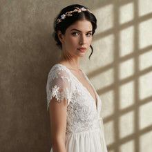 Charger l&#39;image dans la galerie, Mariée portant le serre-tête doré Florence avec robe en dentelle
