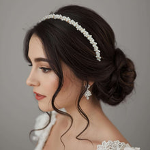 Charger l'image dans la galerie, Serre-tête de mariage Kali en perles nacrées porté sur un chignon bas, bijou de cheveux élégant pour mariée.