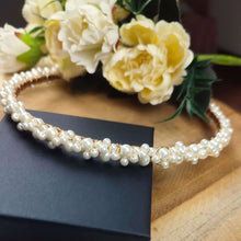 Charger l'image dans la galerie, Détail des perles nacrées du serre-tête de mariage Kali, travail artisanal minutieux.