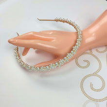 Charger l'image dans la galerie, Serre-tête perlé Kali vu sur la structure rigide, accessoire de cheveux raffiné pour mariée.