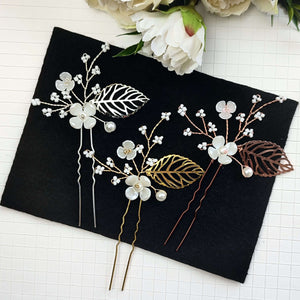trois épingles à chignon florales avec perles de rocailles, petites fleurs et feuilles argentées, dorées et or rose pour coiffure de mariage champêtre ou bohème