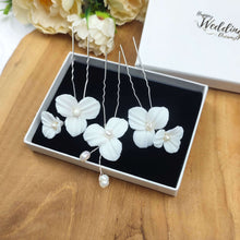 Charger l&#39;image dans la galerie, Lot de trois épingles à cheveux avec fleurs blanches en porcelaine froide et perles naturelles d&#39;eau douce pour coiffure de mariage