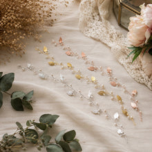 Charger l'image dans la galerie, Vignes de cheveux argentée, dorée et or rose avec feuilles et perles présentées côte à côte