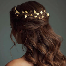 Charger l'image dans la galerie, Vigne de cheveux Philomène aux feuilles finement ciselées, portée sur demi-attache structurée pour coiffure de mariée.