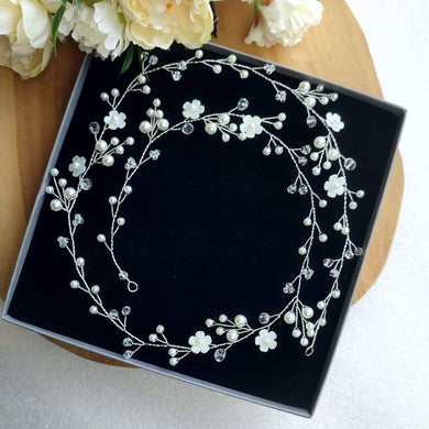 Vigne de cheveux florale argentée pour mariage bohème avec perles, cristal et petites fleurs