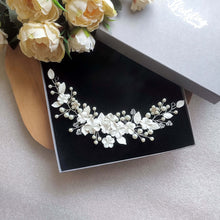 Charger l&#39;image dans la galerie, bijou de cheveux floral de mariage en perles et fleurs et feuilles blanches pour arrière-tête 