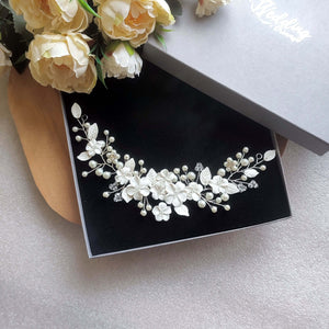 bijou de cheveux floral de mariage en perles et fleurs et feuilles blanches pour arrière-tête 