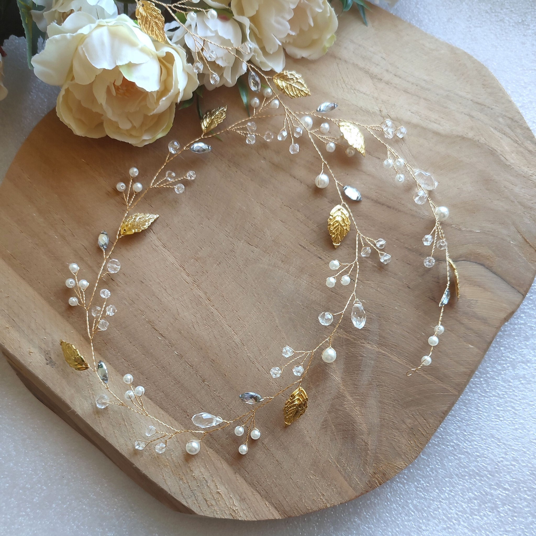 Headband pour la mariée bohème, avec perles et feuille dorée.
