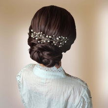 Charger l&#39;image dans la galerie, Bijou de cheveux d&#39;arrière-tête en guise de vigne de  perles d&#39;eau douce et cristal transparent pour coiffure de mariage bohème