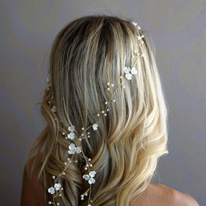 Longue vigne de cheveux pour mariage bohème ou champêtre avec petites fleurs et perles nacrées