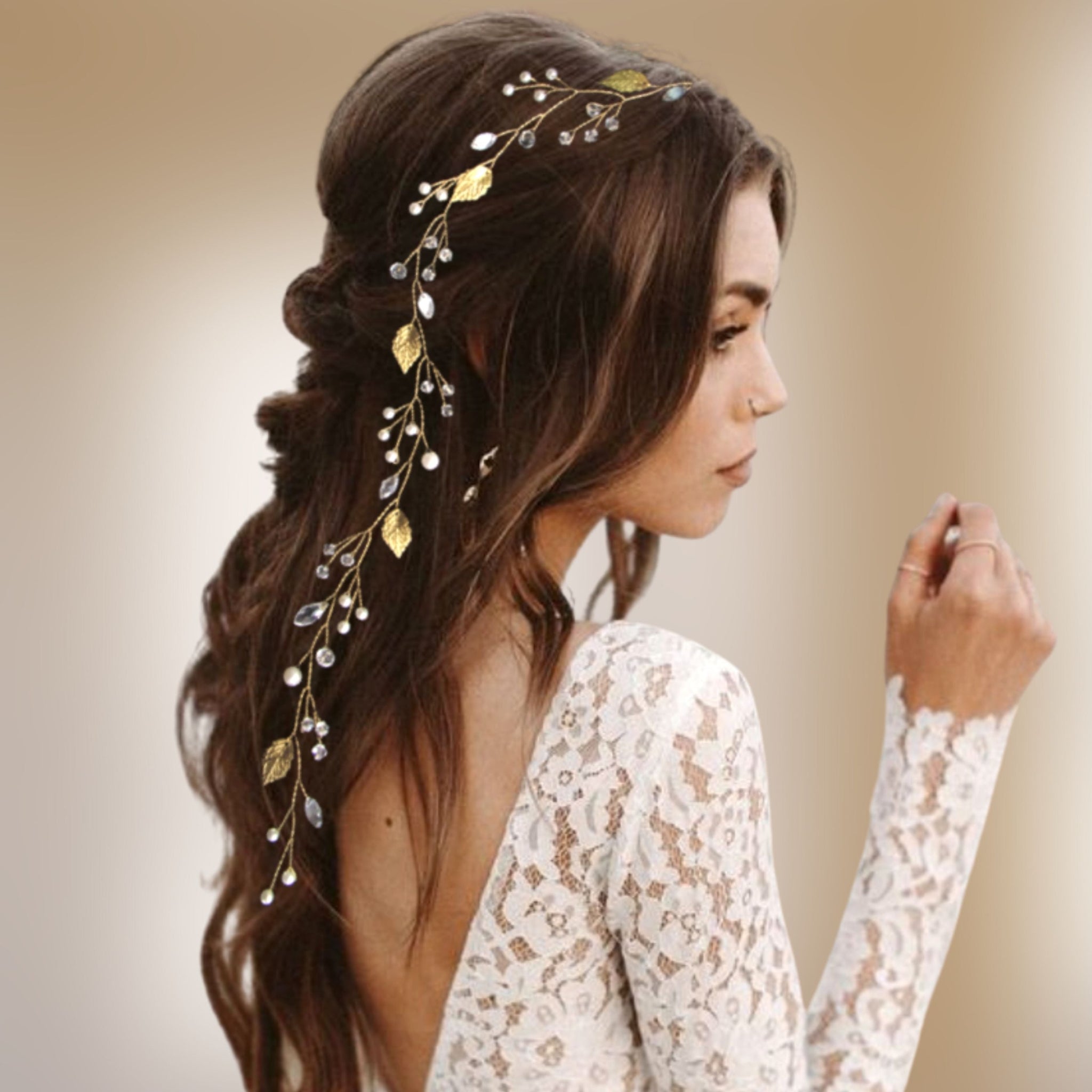 Headband pour la mariée bohème, avec perles et feuille dorée.