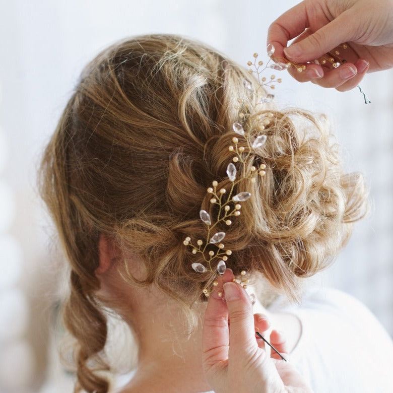 Vigne de cheveux en perles nacrées de couleur et cristal transparent sur chignon de mariage bohème