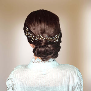 Vigne de cheveux en perles nacrées et cristal transparent style boho sur chignon bas de mariage