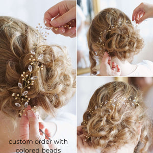 Vigne de cheveux en perles nacrées de couleur et cristal transparent sur chignon de mariage bohème vrai mariée