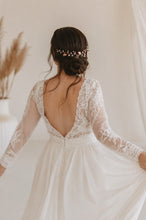 Charger l'image dans la galerie, Vigne de cheveux courte or rose portée au-dessus d’un chignon bas par une mariée en robe de dentelle