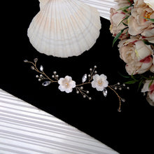 Charger l&#39;image dans la galerie, Bijou de cheveux mariage, Vigne de cheveux florale avec perles nacrées, strass et fleurs blanches en satin