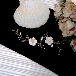 Bijou de cheveux mariage, Vigne de cheveux florale avec perles nacrées, strass et fleurs blanches en satin