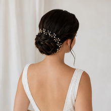Charger l'image dans la galerie, Bandeau de perles porté autour d’un chignon bas de mariée, vue arrière sur cheveux bruns