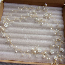 Charger l&#39;image dans la galerie, Vigne de cheveux florale dorée pour mariage champêtre avec perles, cristal et petites fleurs
