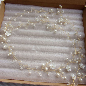 Vigne de cheveux florale dorée pour mariage champêtre avec perles, cristal et petites fleurs