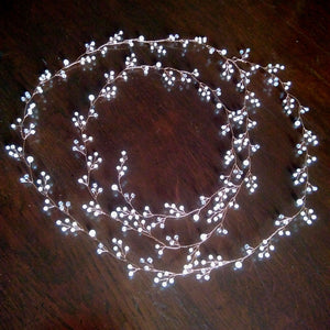 Vigne de cheveux extra longue en perles nacrées et cristaux transparents sur fil argenté pour coiffure de mariage bohème romantique