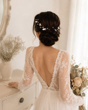 Charger l'image dans la galerie, Mariée de dos avec chignon bas orné d’une vigne de cheveux argentée avec feuilles et perles