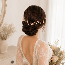 Charger l'image dans la galerie, Mariée de dos avec chignon bas orné d’une vigne de cheveux avec feuilles en or rose et perles