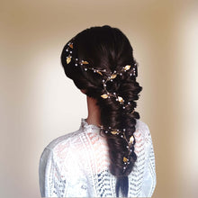 Charger l'image dans la galerie, Vigne de cheveux Sybile intégrée dans une coiffure de mariée, feuilles et perles apportant une touche bohème élégante.