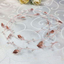 Charger l'image dans la galerie, Vigne de cheveux Sybile en finition or rose, feuilles en laiton et perles délicates, présentée à plat.