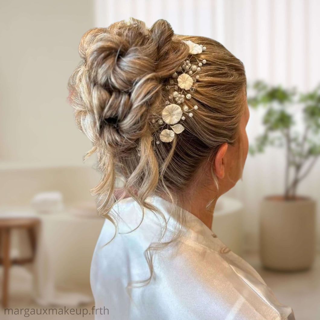 bijou de cheveux en guise de vigne de perles nacrées en verre, cristaux transparents et feuilles et fleurs blanches en porcelaine froide pour chignon ou autre coiffure de mariage