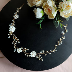 Image de Bandeau de cheveux floral avec perles et cristal sur fil doré pour coiffure de mariage vu d'ensemble