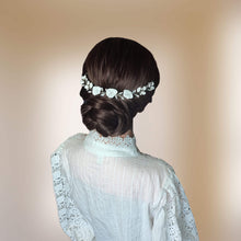 Charger l&#39;image dans la galerie, Bijou de cheveux pour l&#39;arrière-tête avec strass transparent et fleurs et feuilles blanches en argile polymère