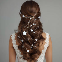 Charger l'image dans la galerie, Vigne de cheveux Juliette avec fleurs et perles portée sur cheveux lâchés, rendu naturel et fluide pour mariée.