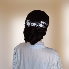 Charger l&#39;image dans la galerie, Vigne de cheveux fleurs blanches et perles pour mariage bohème ou champêtre sur chignon bas