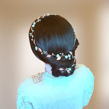 Charger l&#39;image dans la galerie, Vigne de cheveux avec fleurs, perles nacrées et feuilles or rose sur chignon de mariage