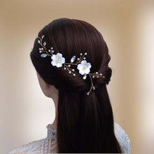 Charger l&#39;image dans la galerie, Bijou de cheveux mariage, Vigne de cheveux florale avec perles nacrées, strass et fleurs blanches en satin