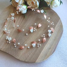 Charger l&#39;image dans la galerie, Vigne de cheveux avec fleurs, feuilles et perles pour mariage bohème ou champêtre-chic en couleur or rose