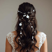 Charger l'image dans la galerie, Vigne de cheveux Juliette, bijou floral fin avec fleurs blanches et perles, porté sur une demi-attache de mariée.