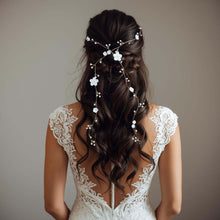 Charger l'image dans la galerie, Vigne de cheveux Juliette, bijou floral fin avec fleurs blanches et perles, porté sur une demi-attache de mariée.