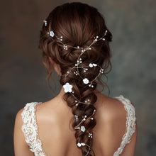 Charger l'image dans la galerie, Vigne de cheveux florale Juliette emmêlée dans une tresse de mariée, accessoire léger en fleurs et perles.